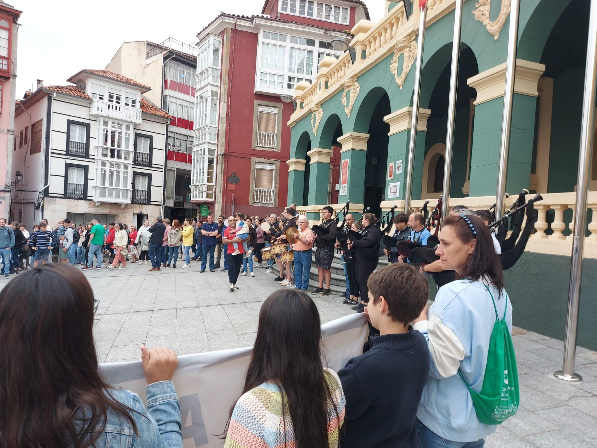 En imágenes: Así fue la manifestación contra el cierre de la Escuela de Música de Tineo