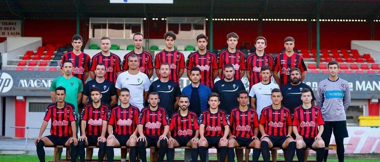 Formación del equipo rojinegro junto a su entrenador, ayer, en el Manuel Anxo Cortizo. // Bernabé