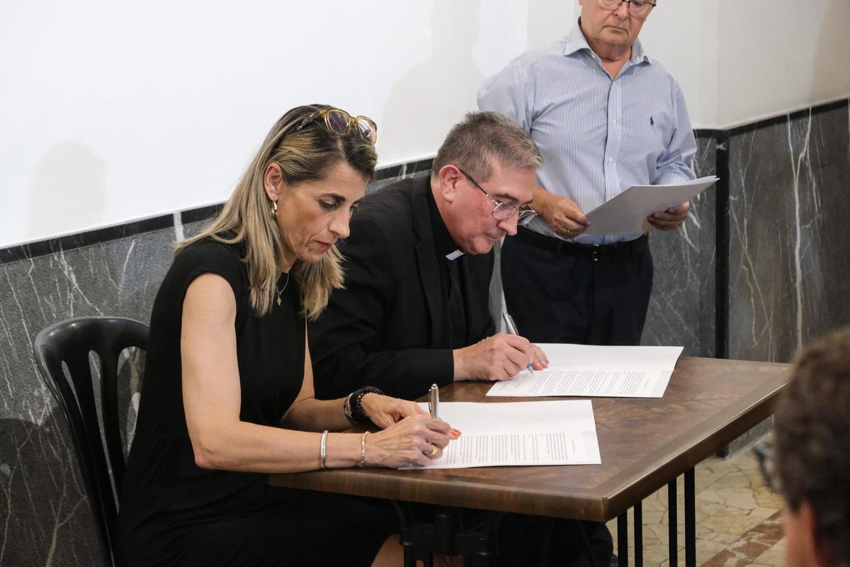 La alcaldesa de Crevillent y el párroco firman los documentos en el acto de presentación del Cristo de la Vida