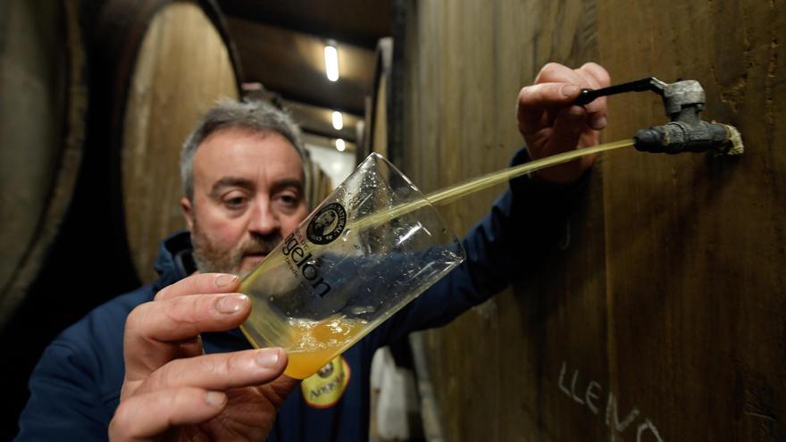 Asturias defiende una cultura milenaria en torno a un vaso de sidra