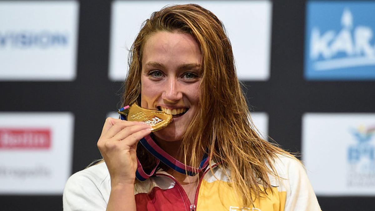 Mireia Belmonte muerde la medalla de oro conquistada en la prueba de 200 estilos de los Europeos de Berlín