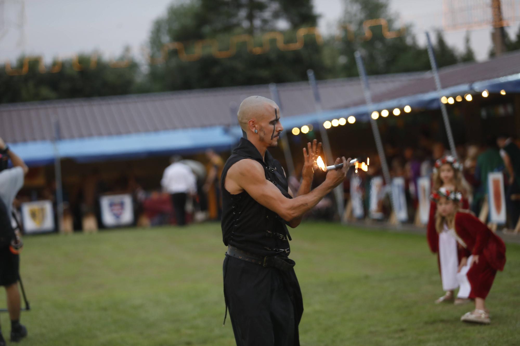 Exconxuraos hasta la bandera: espectacular noche en Llanera, con la gran cena medieval y la fiesta del fuego