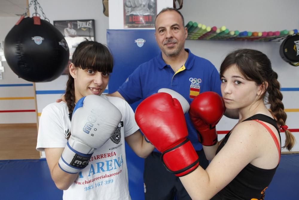 Las asturianas Aida Llada, de 14 años, y Andrea Mateos, de 19, campeonas de España de boxeo femenino