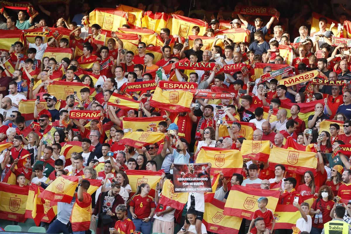 SEVILLA, 02/06/2022.- Aficionados españoles durante el partido de la Liga de Naciones ante Portugal que disputan hoy jueves en el estadio Benito Villamarín, en Sevilla. EFE/Jose Manuel Vidal