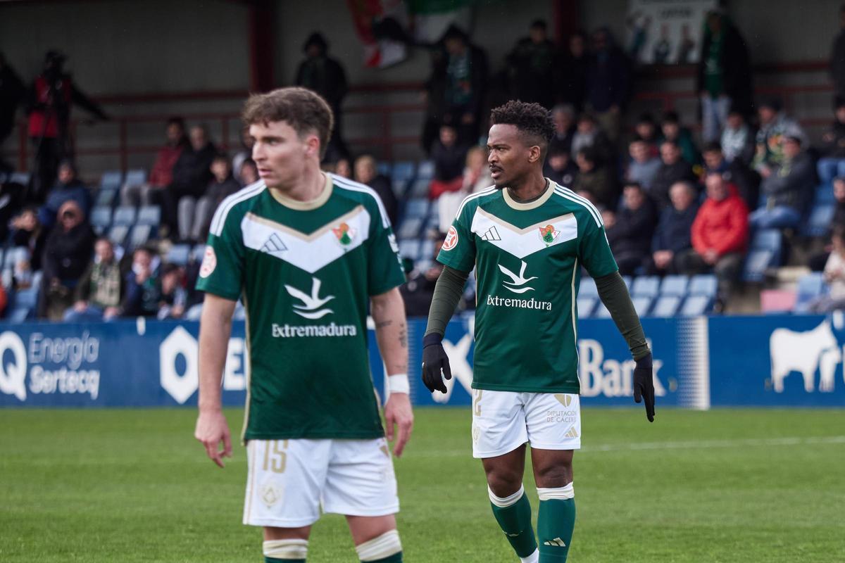 Monerris y Kaptoum, dos de los refuerzos invernales del Cacereño, el domingo en Tajonar.