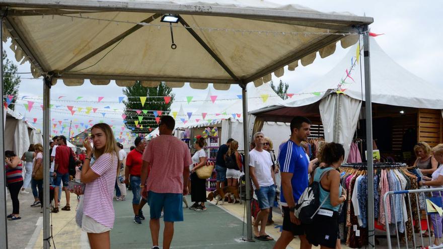 Feria de Oportunidades organizada por Fecimo este verano pasado en Cangas. |   // GONZALO NÚÑEZ