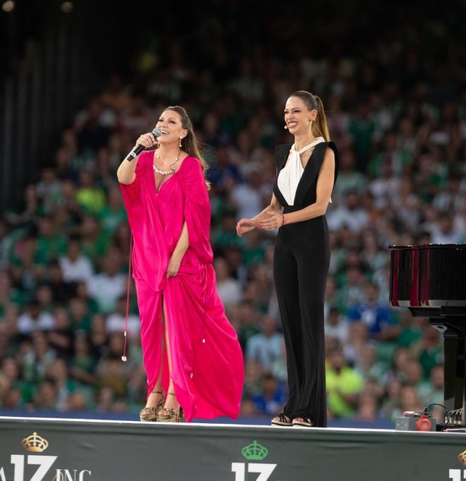 Eva González con Niña Pastori en el homenaje a Joaquín