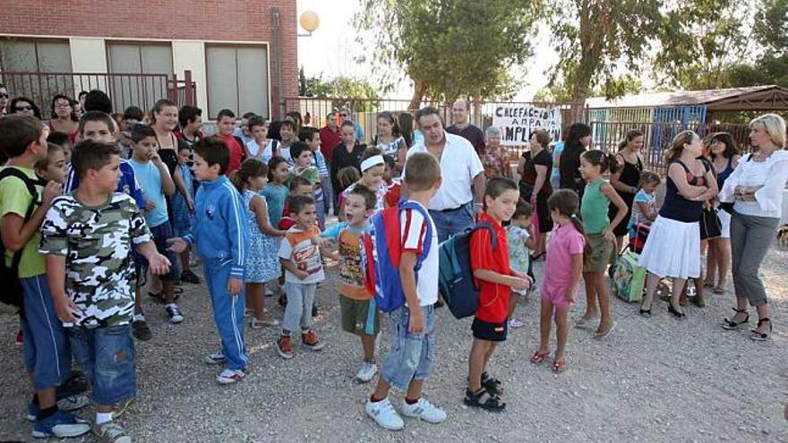 Protesta de padres ayer en el colegio La Galia los cuales no permitieron que sus hijos entraran a clase