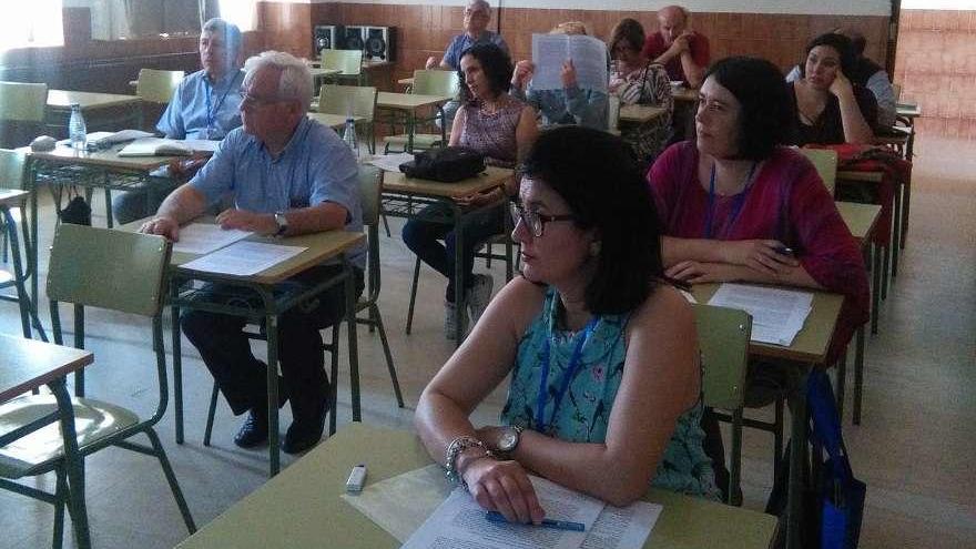 Panero, en primer término, se dispone a presentar su estudio sobre la fiesta de la Vendimia.