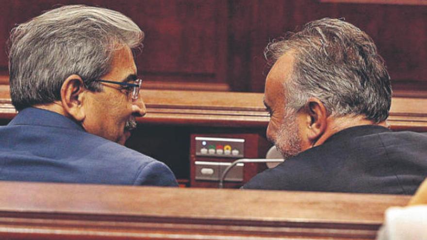 Román Rodríguez (izquierda) y Ángel Víctor Torres, en un pleno del Parlamento.