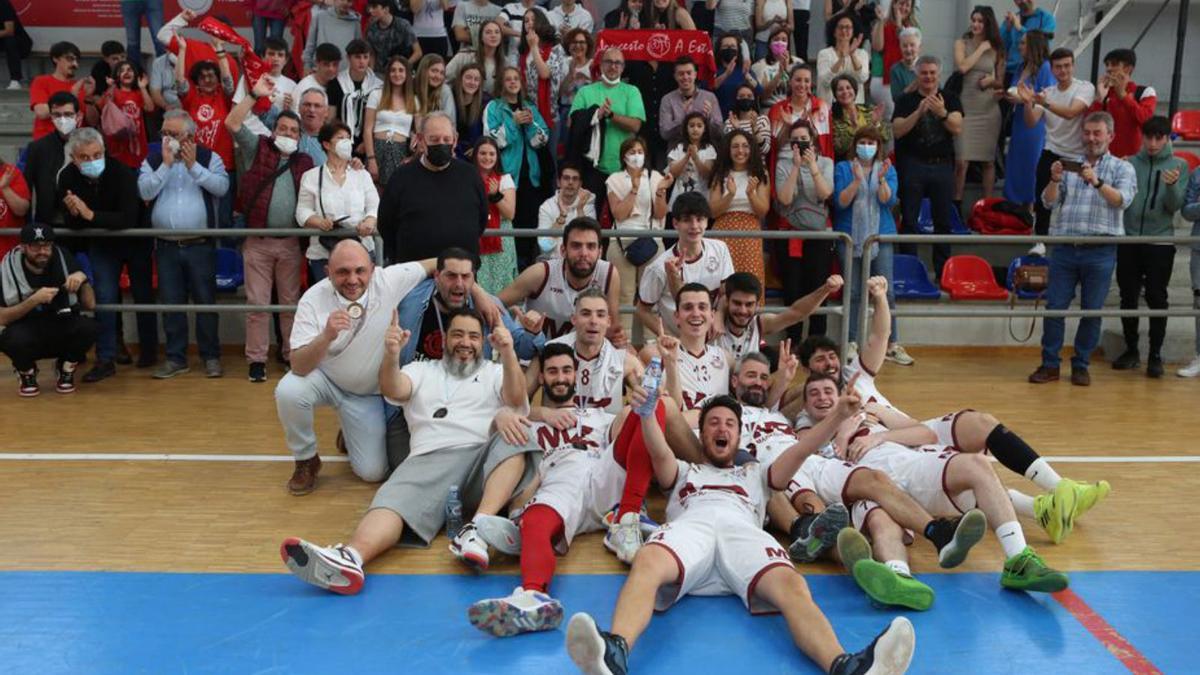 El equipo celebró el ascenso rodeado de los suyos. |  // BERNABÉ/ANA AGRA