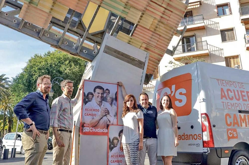 Una pegada de carteles con algún candidato nuevo