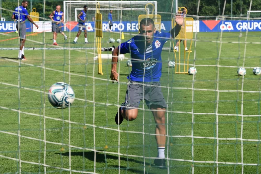 Todos a disposición de Vázquez salvo los lesionados Bóveda y Mujaid, que realizaron tareas al margen sobre el césped .