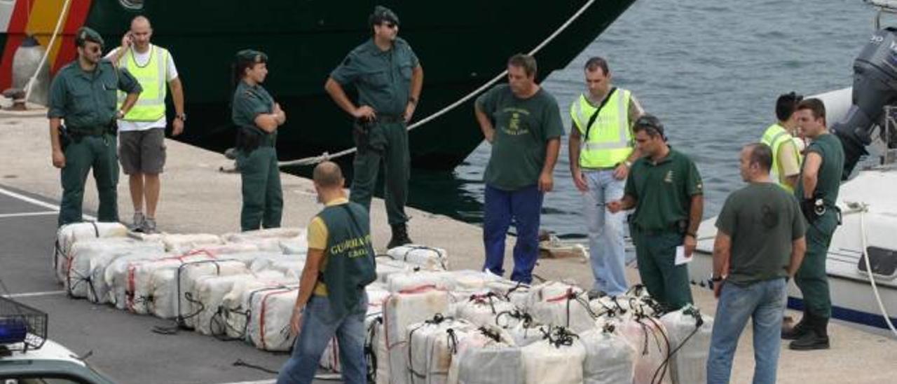 Traslado de la droga del catamarán ibicenco Tatibat al puerto.