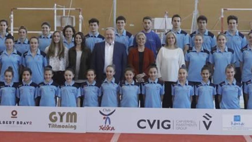 Los jóvenes que componen los equipos femeninos y masculinos de gimnasia artística del Xelska posan junto a técnicos, directivos y patrocinadores del club.