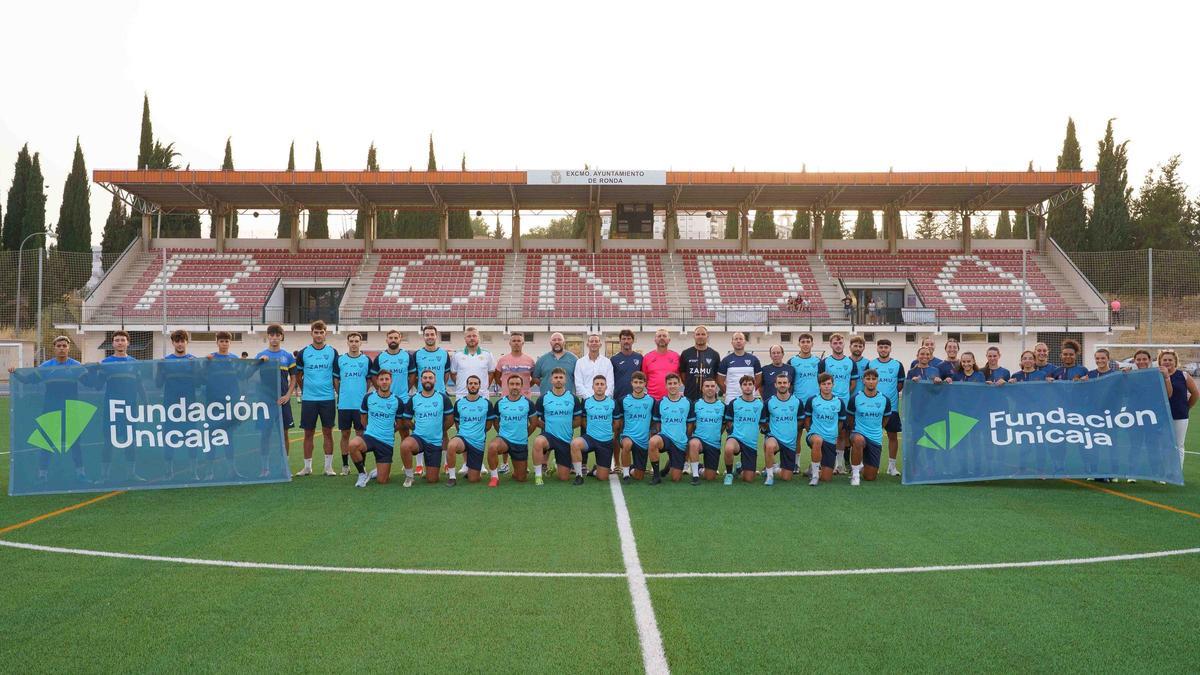 Representantes de Fundación Unicaja y el Club Deportivo Ronda formalizan el acuerdo.