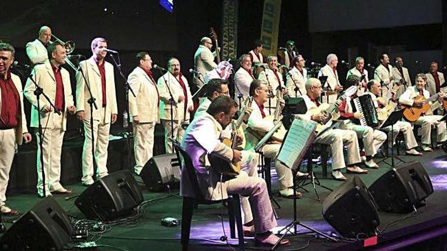 Actuación del grupo murciano Parrandboleros, para culminar el acto de entrega de premios de la Fundación Caja Rural, ayer en Ifeza.