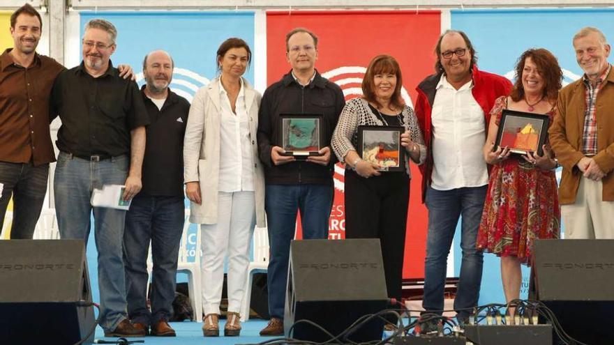 Por la izquierda, Corcuera, Gonzali, Castañón, Montserrat López, Efrén d&#039;Andrés, Esther García, Del Fueyo, Pilar y Xuan Xosé Sánchez Vicente, ayer, al final de la gala de los &quot;Timón&quot;.