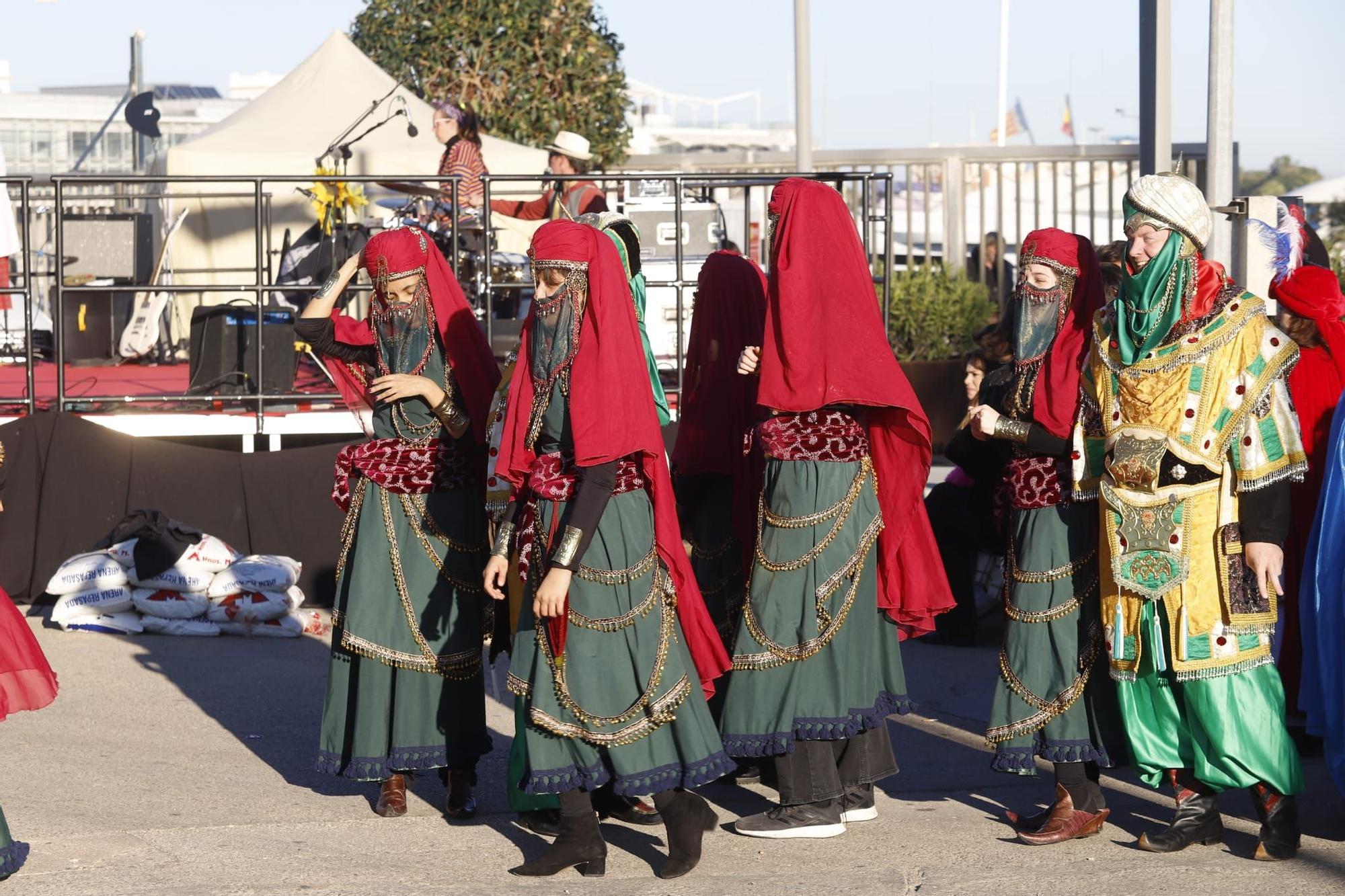 Cientos de niños reciben a los Reyes en el Puerto de València