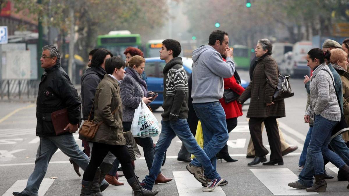 Ciudadanos circulan por una calle de Córdoba.