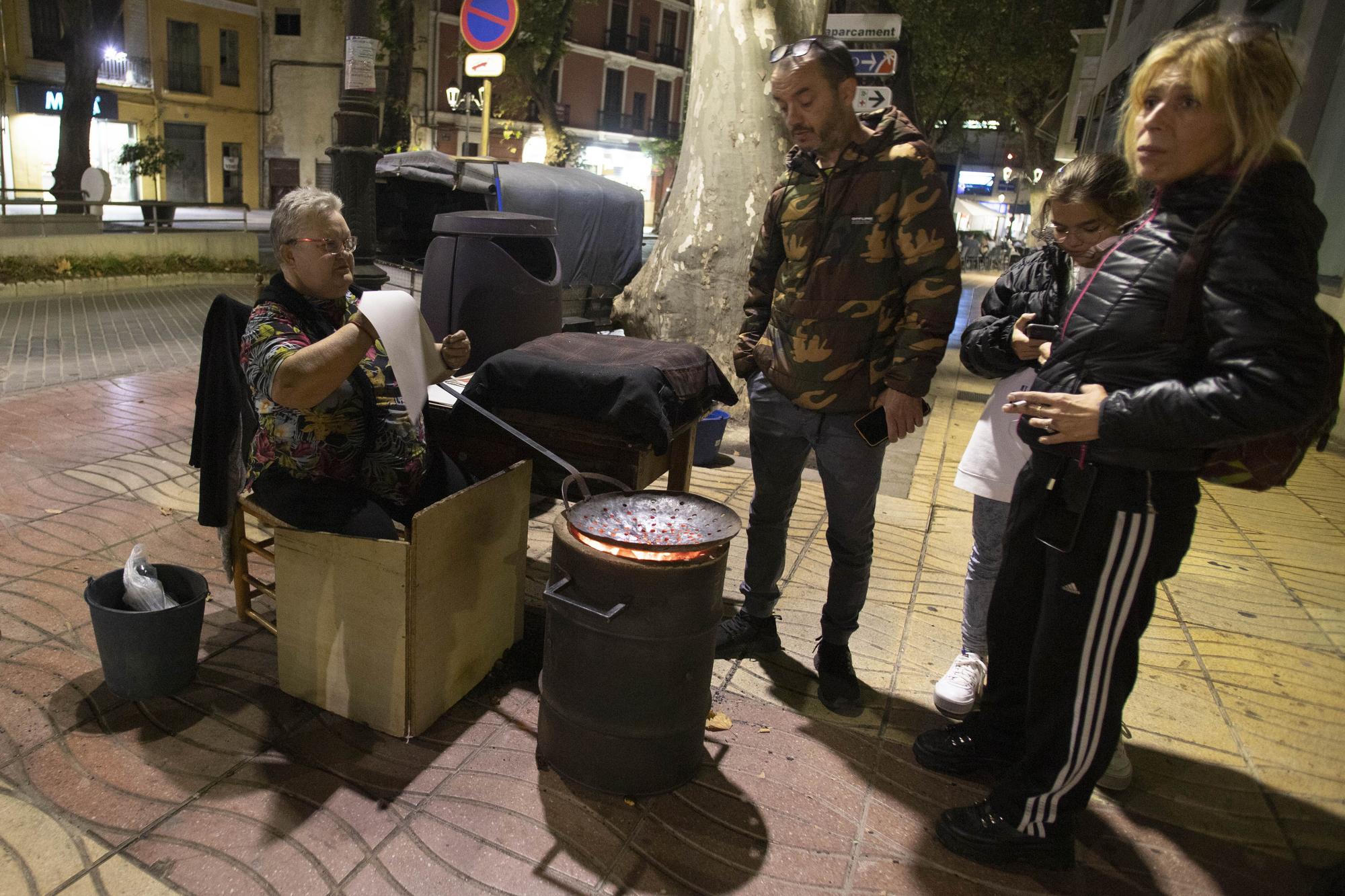 José González y Matilde Vila: la tercera generación de castañeros en Xàtiva