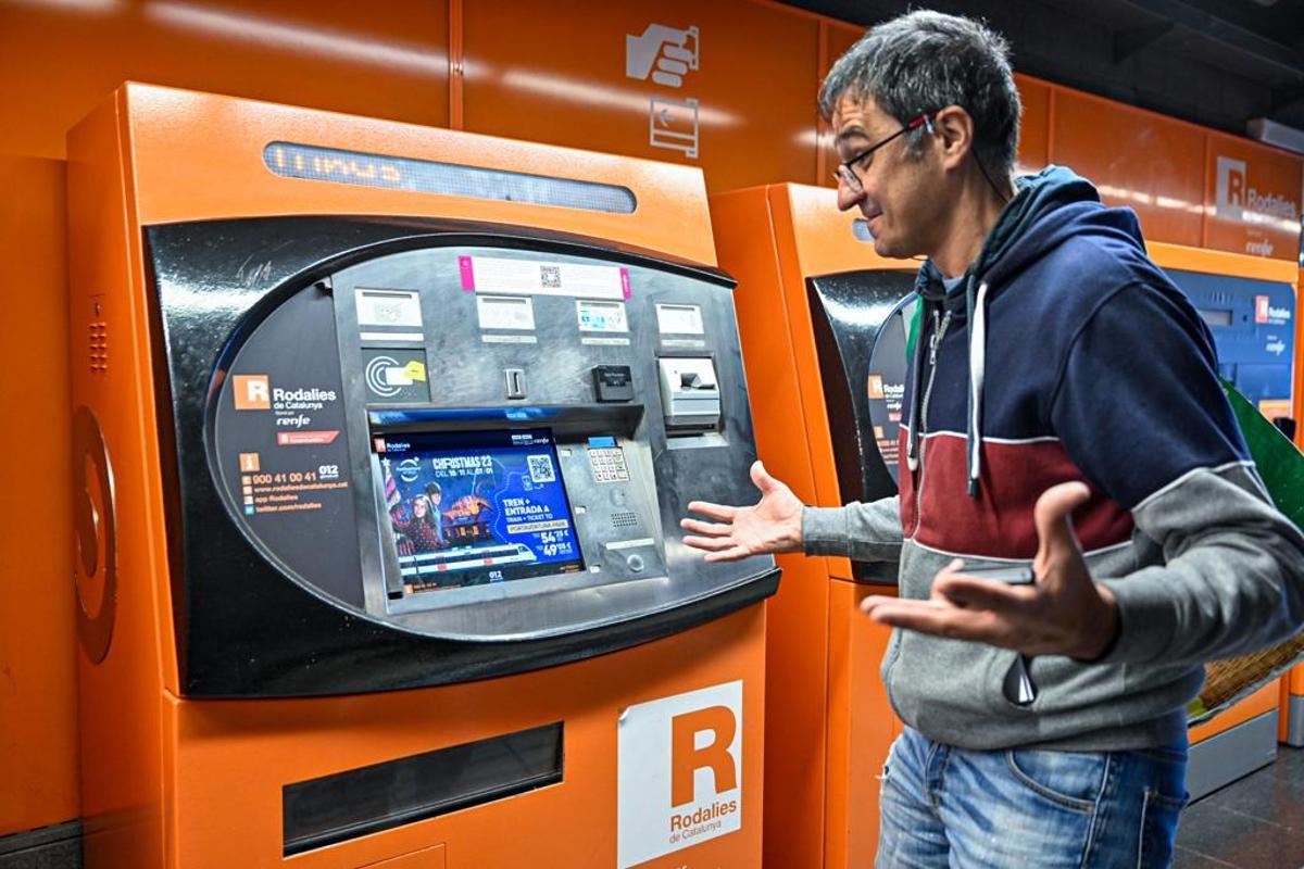 Primer día de tránsito de la T-Usual y la T-Casual hacia la T-Mobilitat. Estación de Arc de Triomf, en Barcelona