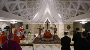 Estas son las primeras imágenes del papa Francisco en el ataúd