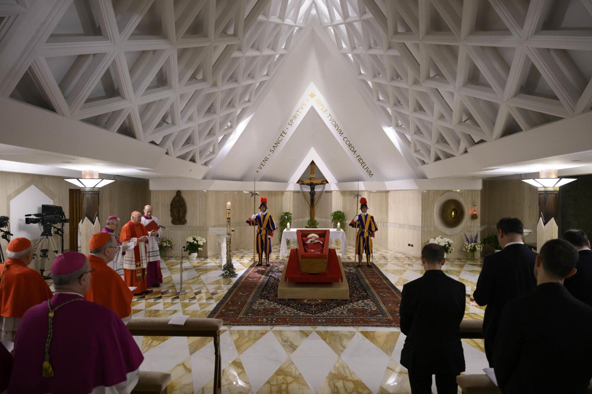 April 21, 2025, Vatican City, VATICAN CITY: A handout picture provided by the Vatican Media shows Cardinal Kevin Joseph Farrell in front of Pope Franci's body during the Rite of the Confirmation of the Pontiff's Death at the Chapel of Santa Marta, 21 April 2025. In addition to the reading of the death certificate and the act validated by Card. Kevin Farrell, camerlengo, the prayers provided for by the Funeral Order were held. The Pope was placed in the coffin. The rite lasted about an hour. ANSA/VATICAN MEDIA PRESS OFFICE +++ NO SALES, EDITORIAL USE ONLY,Image: 990751591, License: Rights-managed, Restrictions: * Italy Rights Out *, Model Release: no, Credit line: Vatican Media Press Office / Zuma Press / ContactoPhoto Editorial licence valid only for Spain and 3 MONTHS from the date of the image, then delete it from your archive. For non-editorial and non-licensed use, please contact EUROPA PRESS. 21/04/2025 ONLY FOR USE IN SPAIN. Vatican Media Press Office / Zuma Press / ContactoPhoto;zwireservice;m9s5e1w2e7rba3qh2gk.jpg;Press;20250421_zaf_a110_062.jpg;Primeras imágenes del féretro con el cuerpo del Papa Francisco;