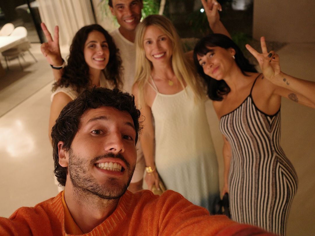 El 'selfie' de Sebastián Yatra con Aitana y la familia Nadal.