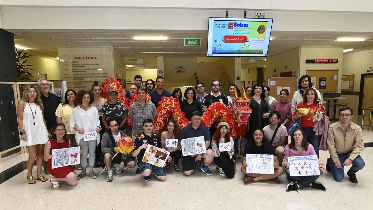 Profesores y alumnos de chino en la EOI de Vigo.
