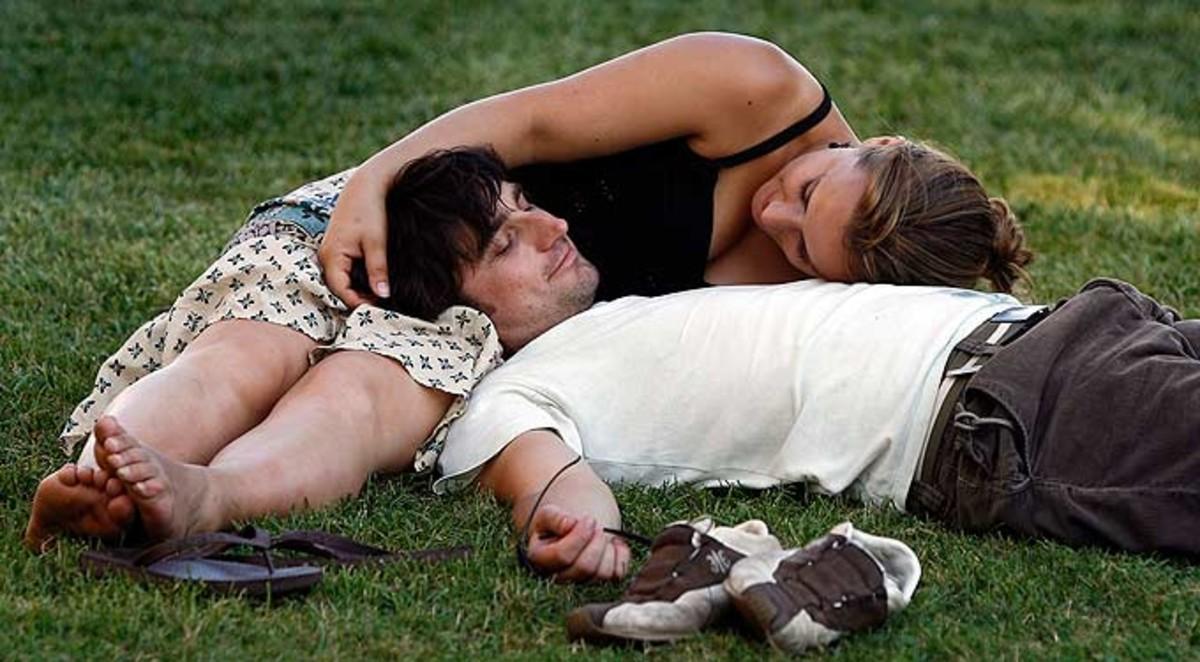 Una pareja, en un parque de Barcelona en primavera.