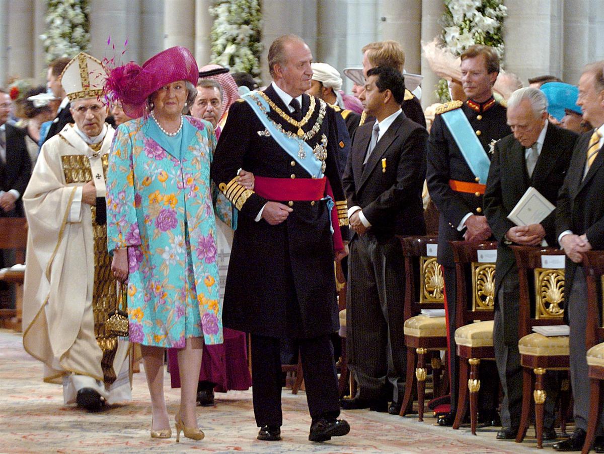 El Rey Juan Carlos, acompañado de su hermana mayor, la Infanta Pilar, a su llegada a la Catedral de La Almudena, donde se celebró la boda de los actuales Reyes Felipe y Letizia