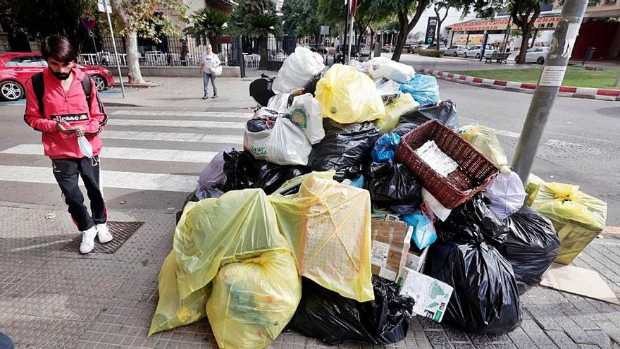 La huelga de recogida de basuras continúa hoy por quinto día consecutivo