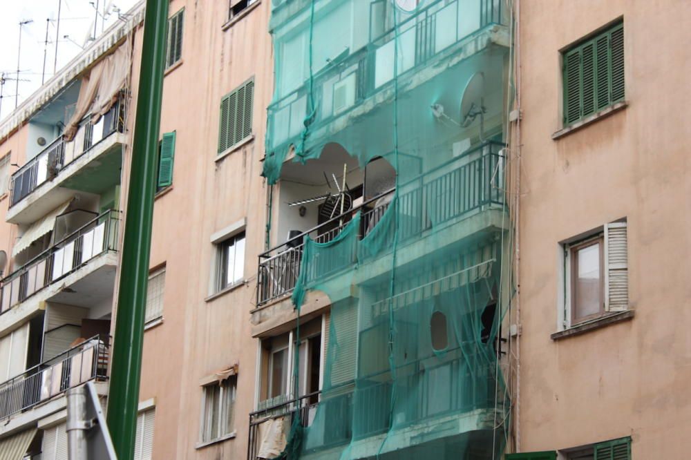 Redes rotas en los balcones de un edificio de Son Gotleu