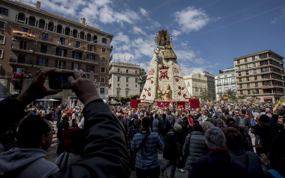 La Mare de Déu luce su manto en la Plaza de la Virgen