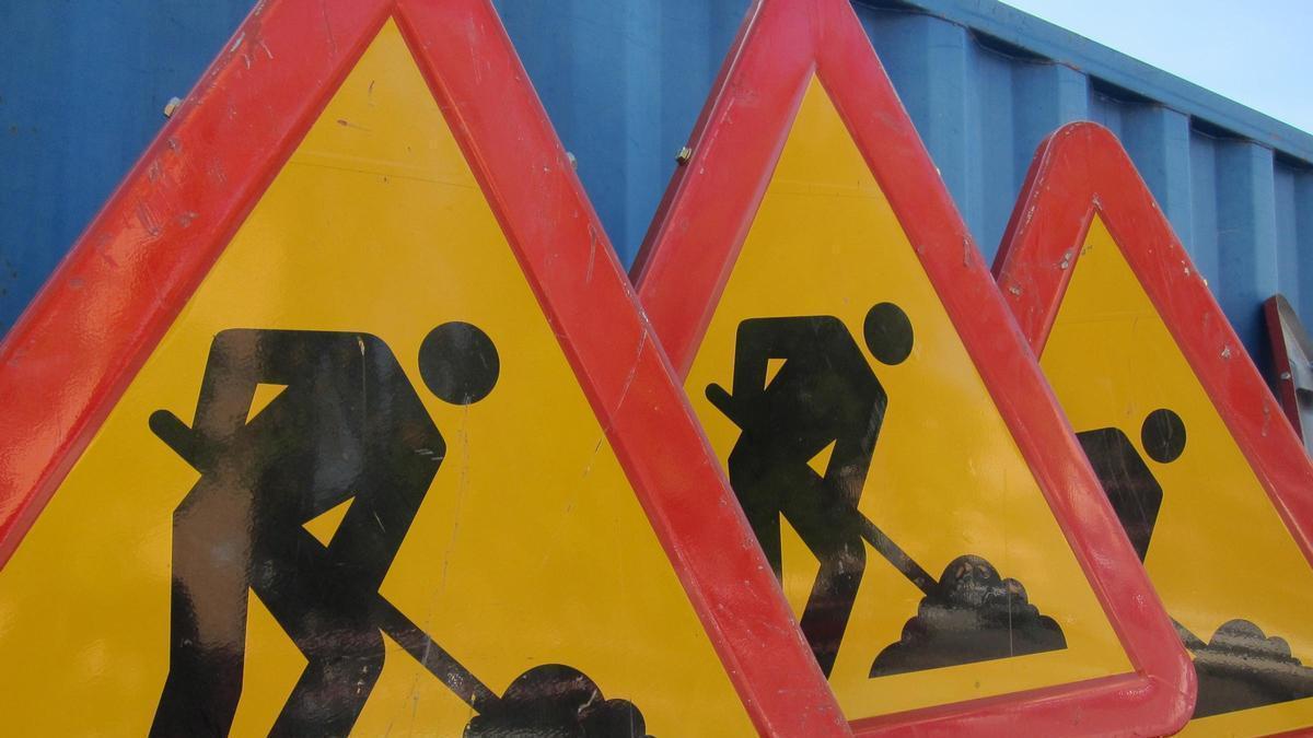 Varias señales de advertencia de obras para colocar en tramos de carretera.