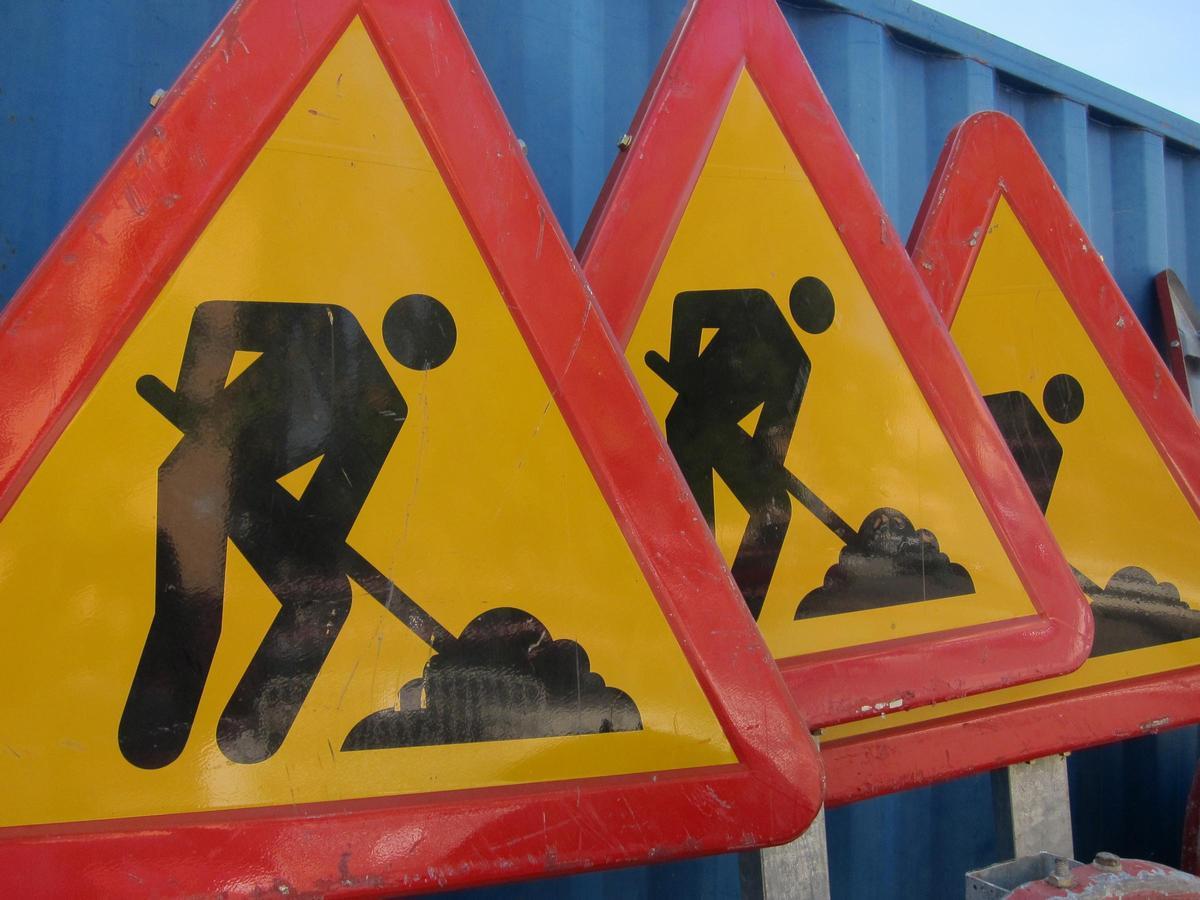 Varias señales de advertencia de obras para colocar en tramos de carretera.