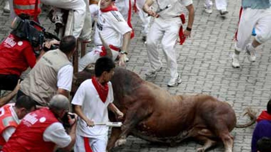 Un herido por asta y tres por traumatismos tras el quinto encierro de los sanfermines