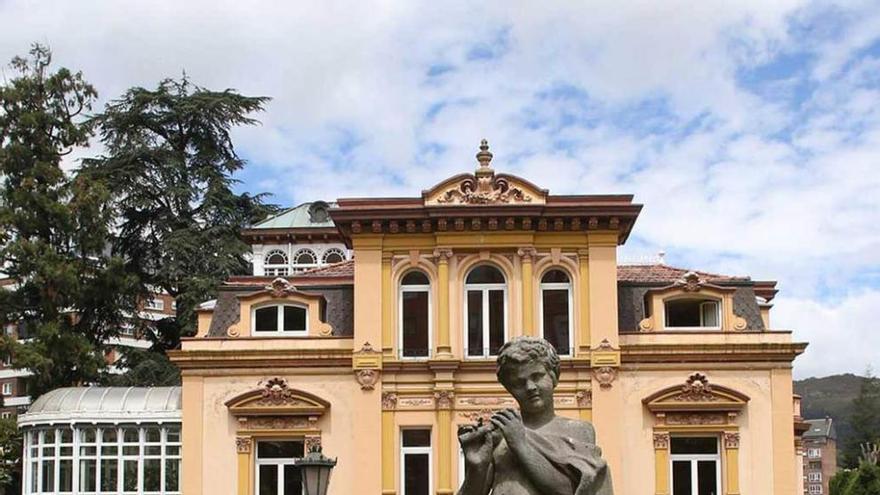 Entrada principal del palacete de &quot;Villa Magdalena&quot;, ubicado en la avenida de Galicia, en una imagen tomada ayer. irma collín