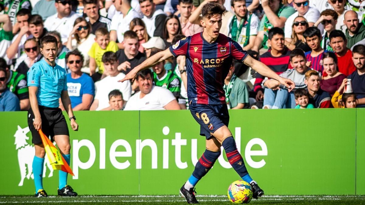 Pepelu controla el balón ante la atenta mirada de El Sardinero