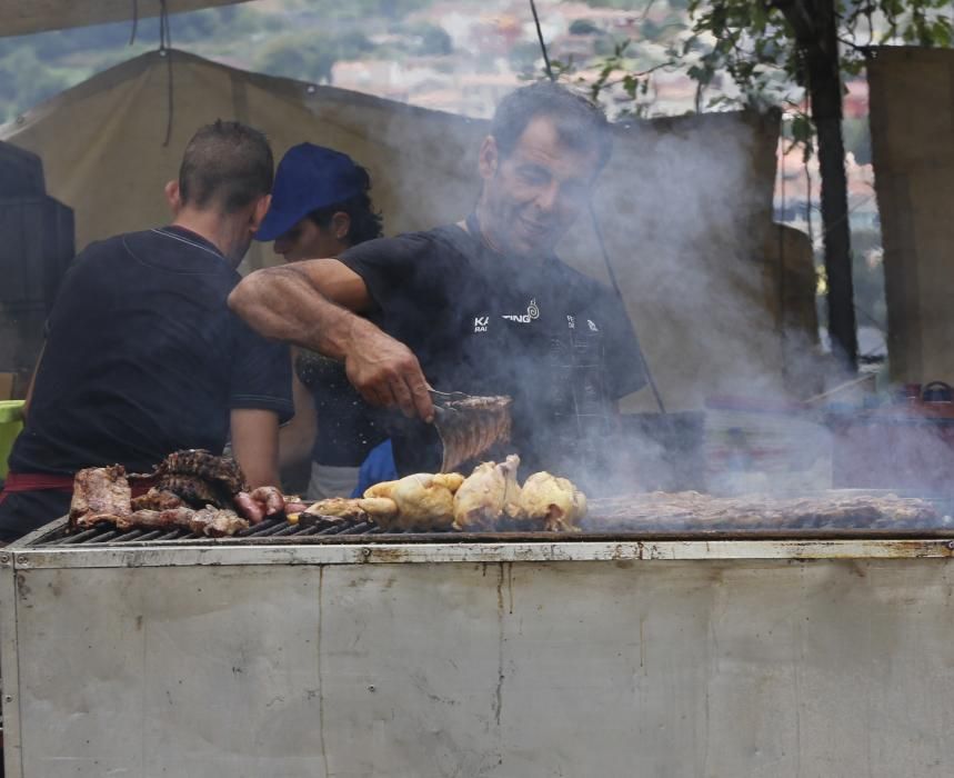 La imagen del santo recorrió por última por última vez la calles del barrio tras la misa del mediodía - El pulpo, protagonista gastronómico del día.