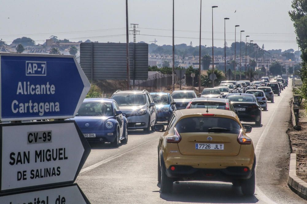 Las retenciones alcanzan Los Balcones en el principal acceso al sur de Torrevieja