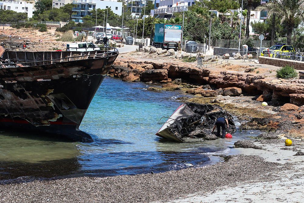 Limpieza de los restos de los barcos quemados.