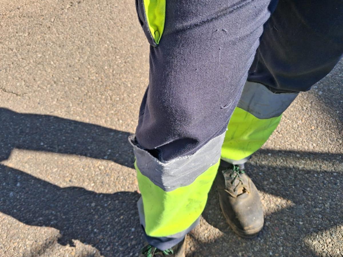 Bandas reflectantes de un pantalón, descosidas.