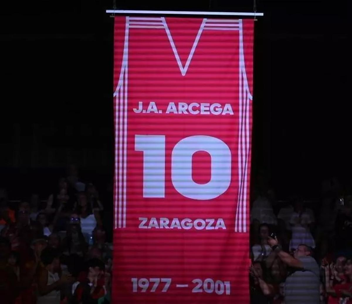 La camiseta de Pepe Arcega, colgada del pabellón Prínicipe Felipe de Zaragoza.