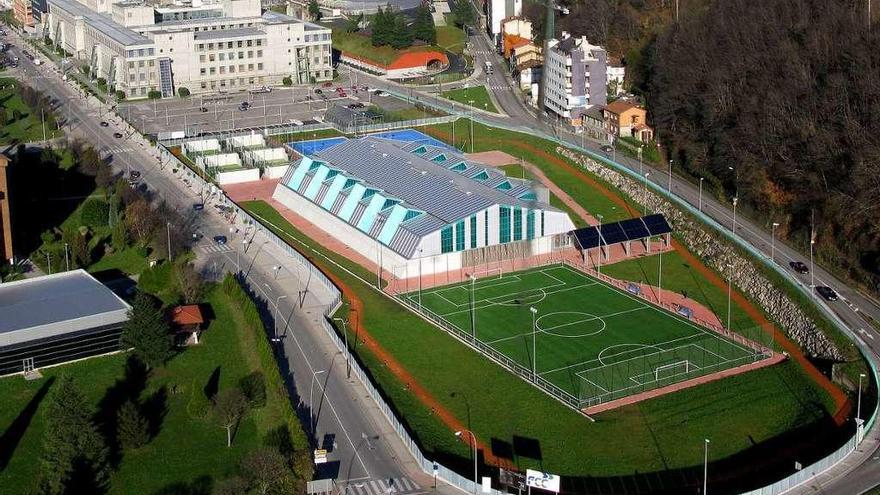 Las instalaciones deportivas del campus de Mieres, con el edificio de Barredo detrás.