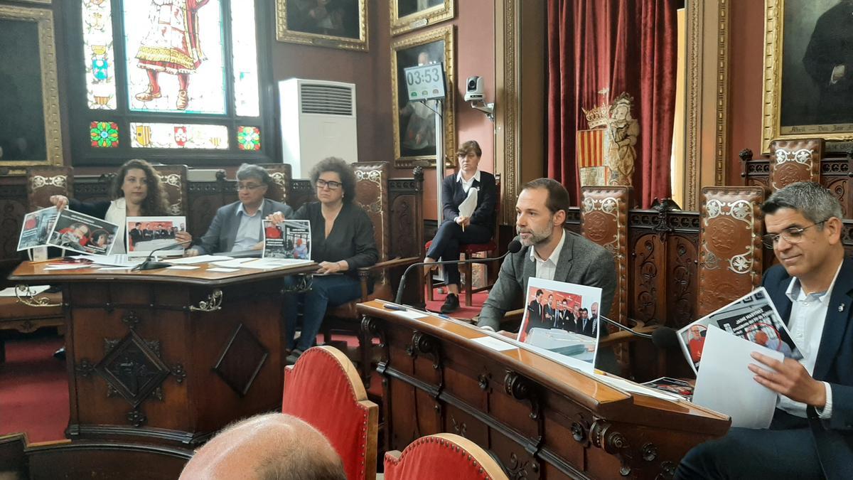 Los concejales del PSOE contraatacaron con carteles de la comida de los dirigentes del PP por el condenado por corrupción José Maria Rodríguez