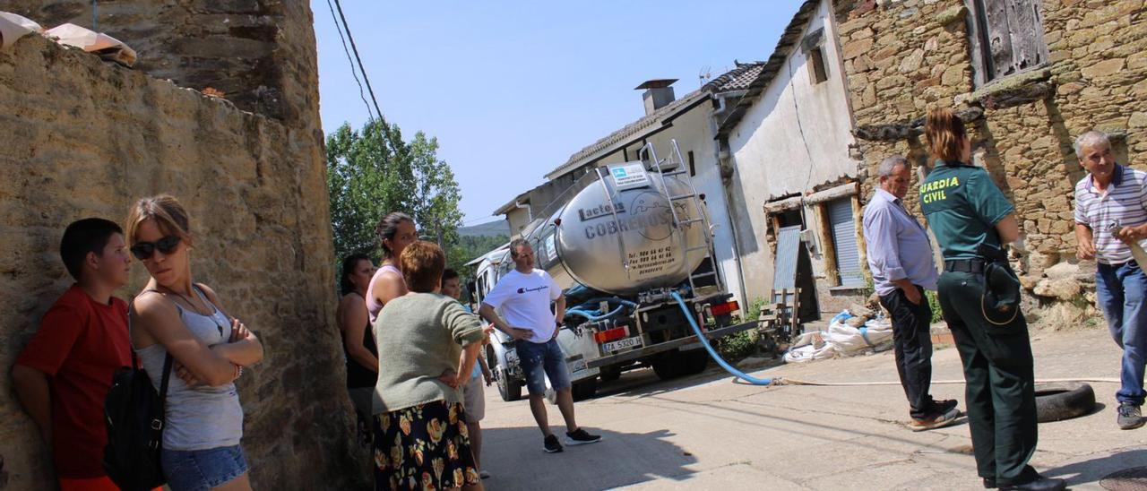 El camión cisterna y los vecinos de Sandráin tratando de impedir el abastecimiento de agua para Manzanal de Arriba . | Araceli Saavedra