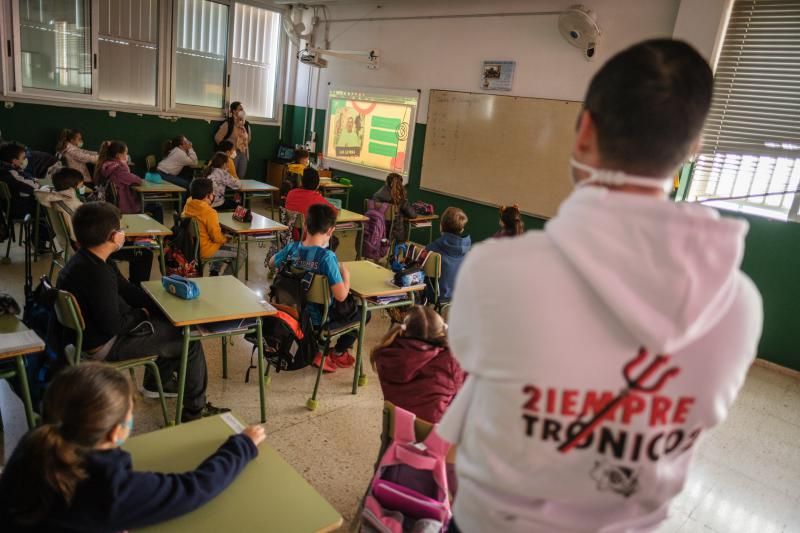 Arranca el proyecto 'EduCarnaval' que desarrolla la murga Diablos Locos en colegios de Tenerife