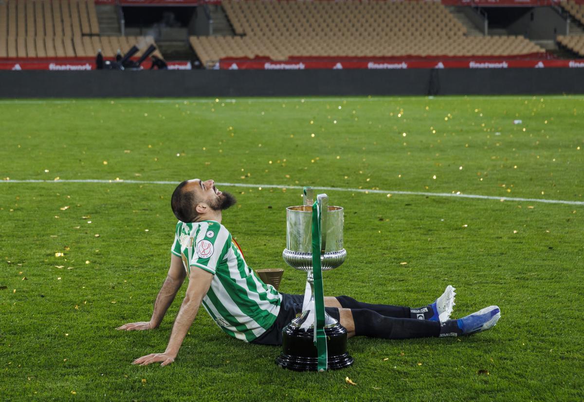 Borja Iglesias, con la Copa del Rey ganada con el Betis en la última edición.